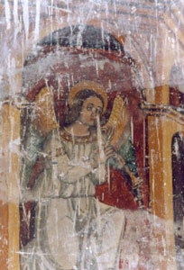 Chiesa parrocchiale di s. Giorgio, Presbiterio, lato destro, affresco raffigurante: Madonna in maestà  con angeli musicanti, sec. XVI . Particolare raffigurante Angelo musicante.