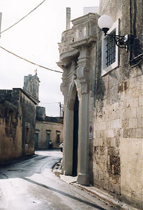 Via Catalana, con il prospetto di palazzo ex Veris in primo piano. Sullo sfondo la chiesa parrocchiale.