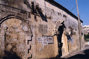 Palazzo Veris, poi Treglia, con la contigua cappella di s. Michele Arcangelo, in via Donato Pellegrino.