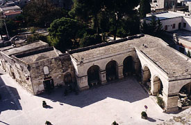 Portici cinquecenteschi sull'antica piazza San Giorgio.