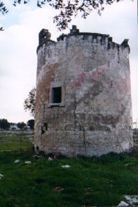 Masseria S. Aloja, torre colombaia (1576).